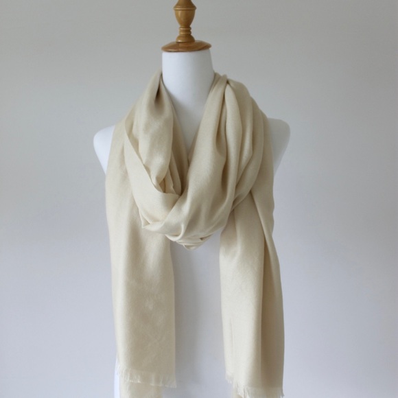 Pashmina Cashmere & Silk Scarf. Cream color. Handmade in Italy. New w/o tags.